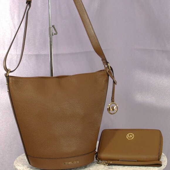 Michael Kors Pebbled Leather Bucket Bag & Jet Set Continental Wallet Set – Acorn - Picture 1 of 13
